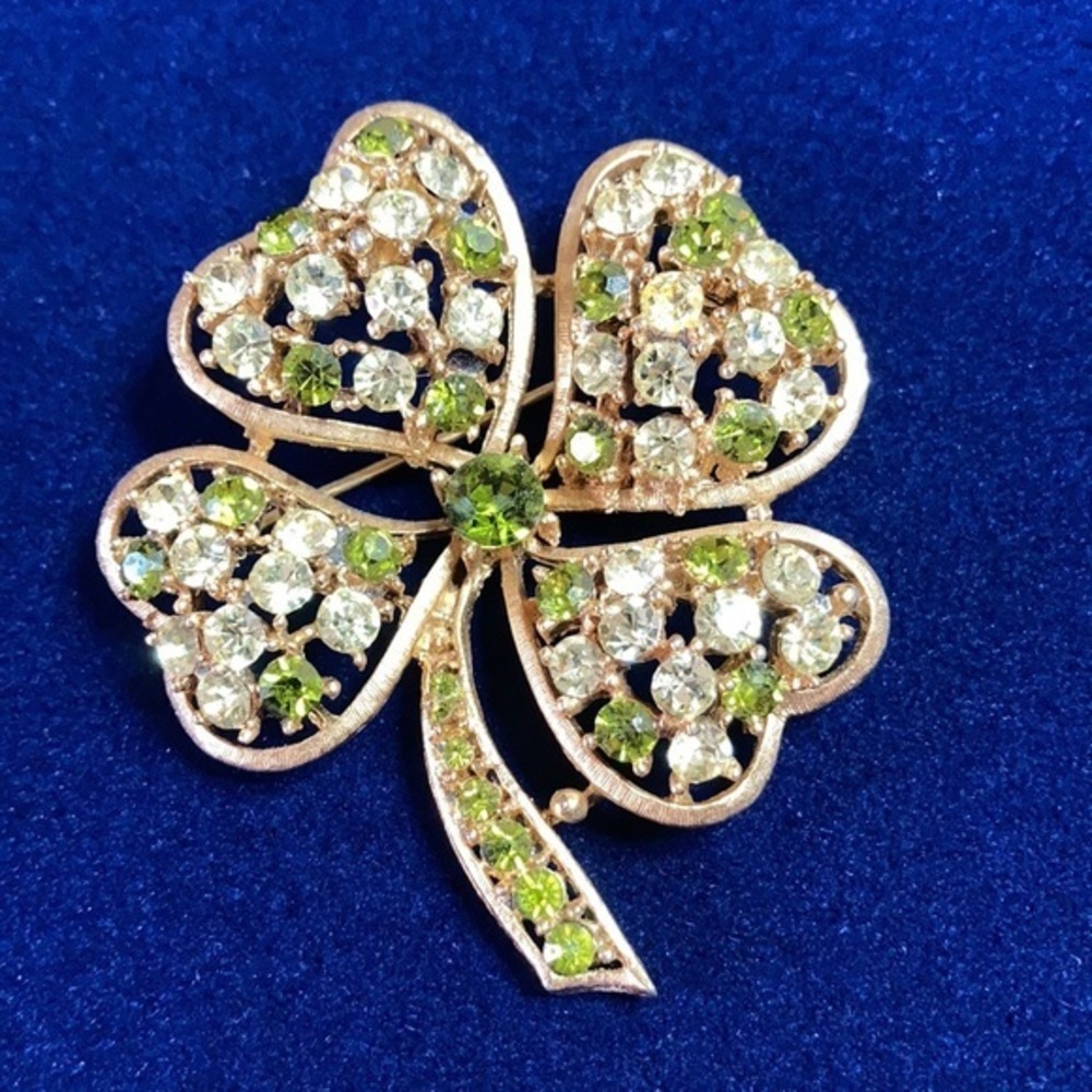 Vintage signed Lisper gold tone w/green & clear rhinestone 4 leaf clover brooch
